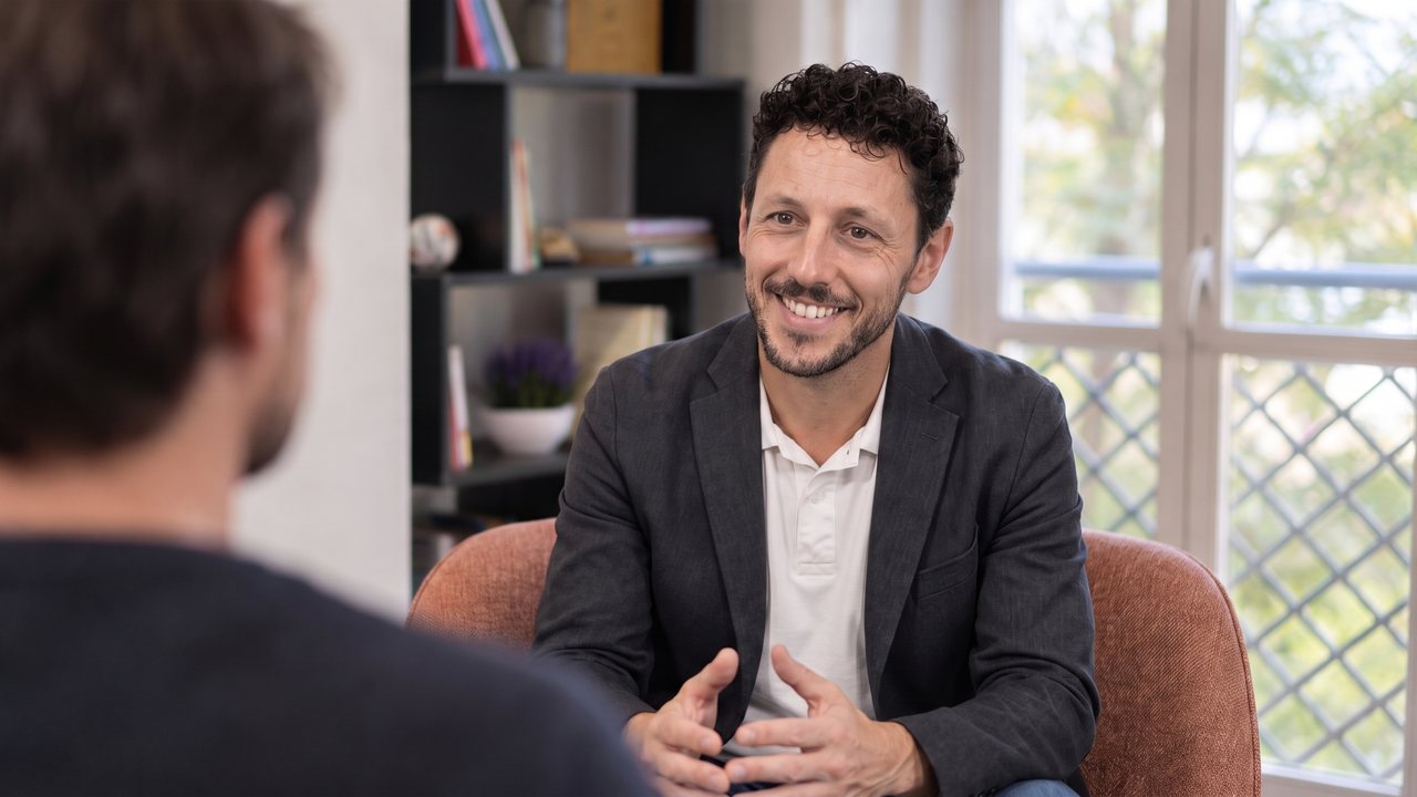 Miguel Blanes Arias, psicoterapeuta de Centro Elemental, durante una sesión en el Soho de Málaga