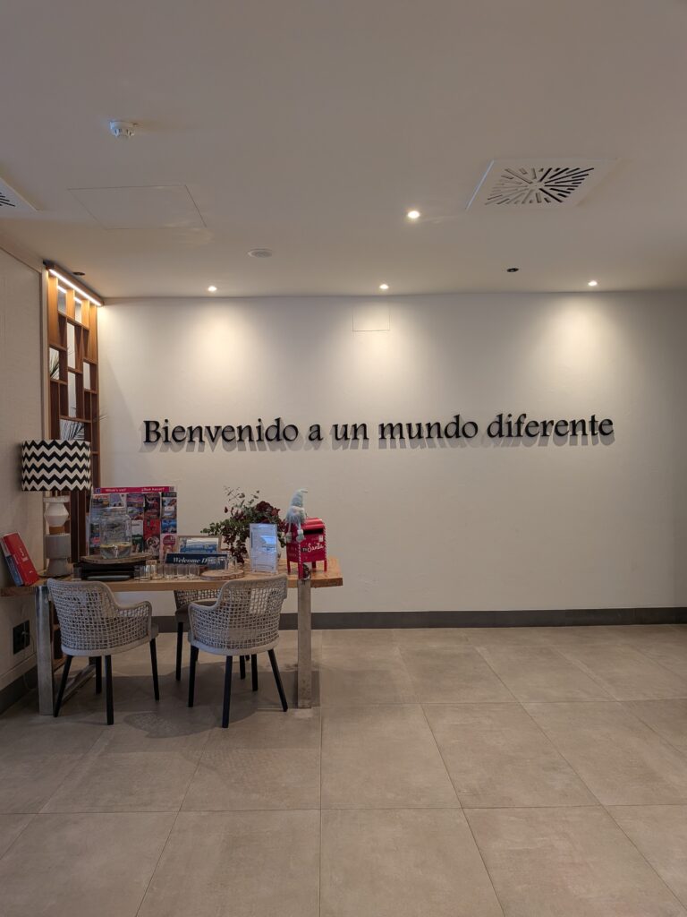frase: "bienvenido a un mundo diferente" en Centro Elemental
